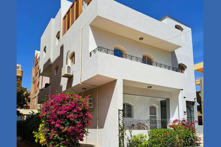 Villa mit 3 Wohnungen zum Verkauf in Safaga 